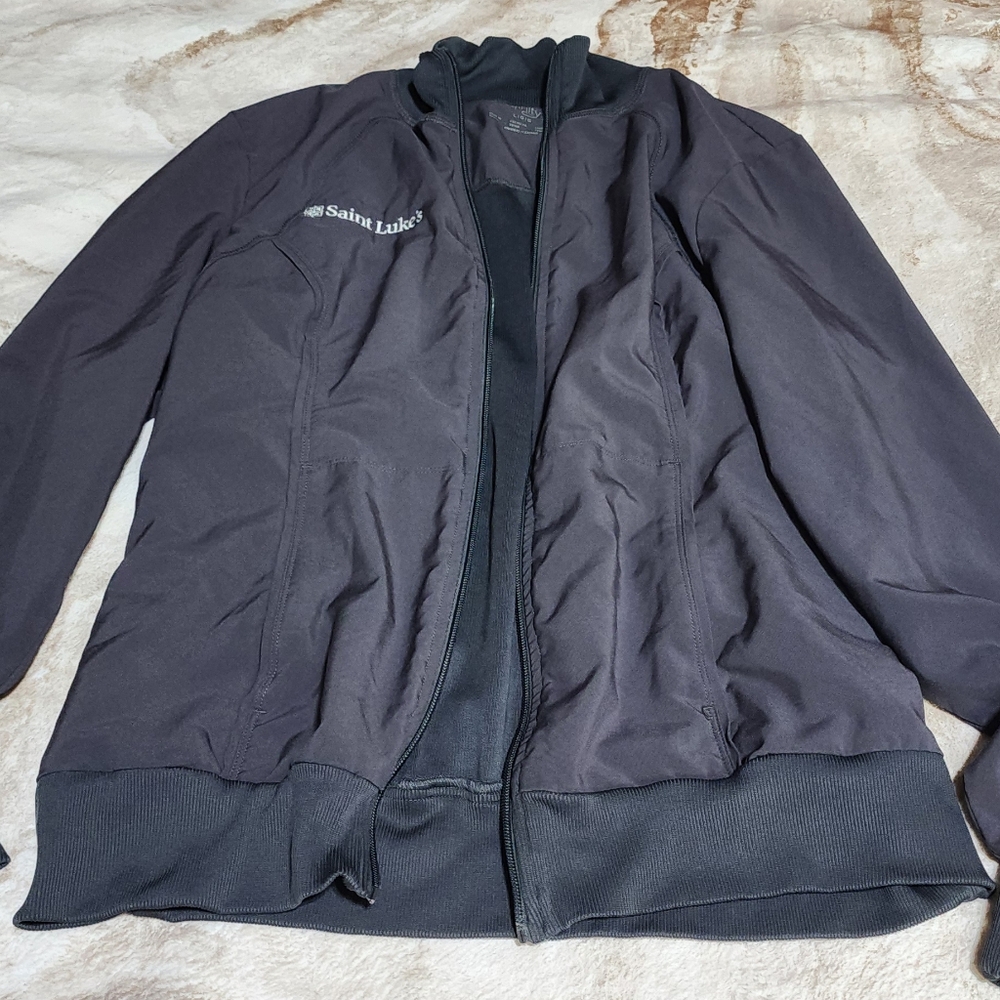 LOT OF 5 WOMEN’S SCRUB JACKETS ST. LUKE’S HOSPITAL EMBROIDERED LOGO SIZE M & L - Picture 11 of 12